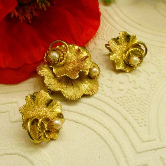 VINTAGE Cultured Pearls Gold Plate Brooch Earrings Set ~ Gold Leaf Swirl Pearls - Picture 15 of 16